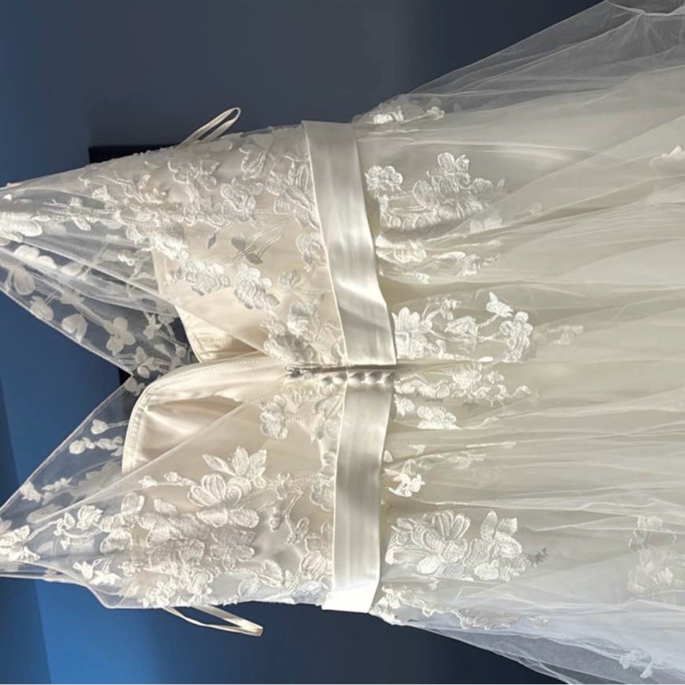 Elegant White Lace Wedding Dress